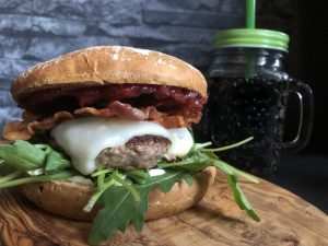 Wildschweinburger auf Rucola