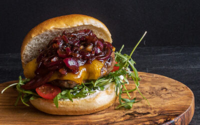 Wildschweinburger mit Balsamicozwiebeln