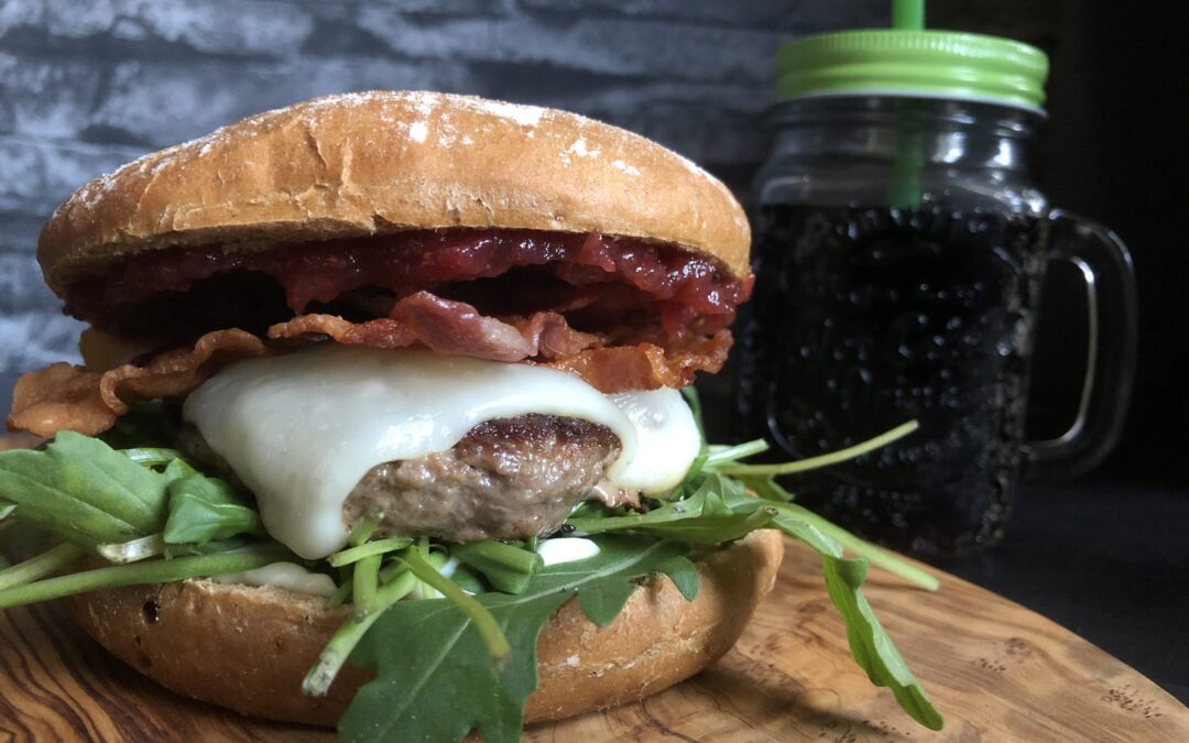 Wildschweinburger auf Rucola